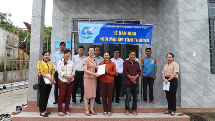 Bàn giao nhà tình thương cho hội viên khó khăn